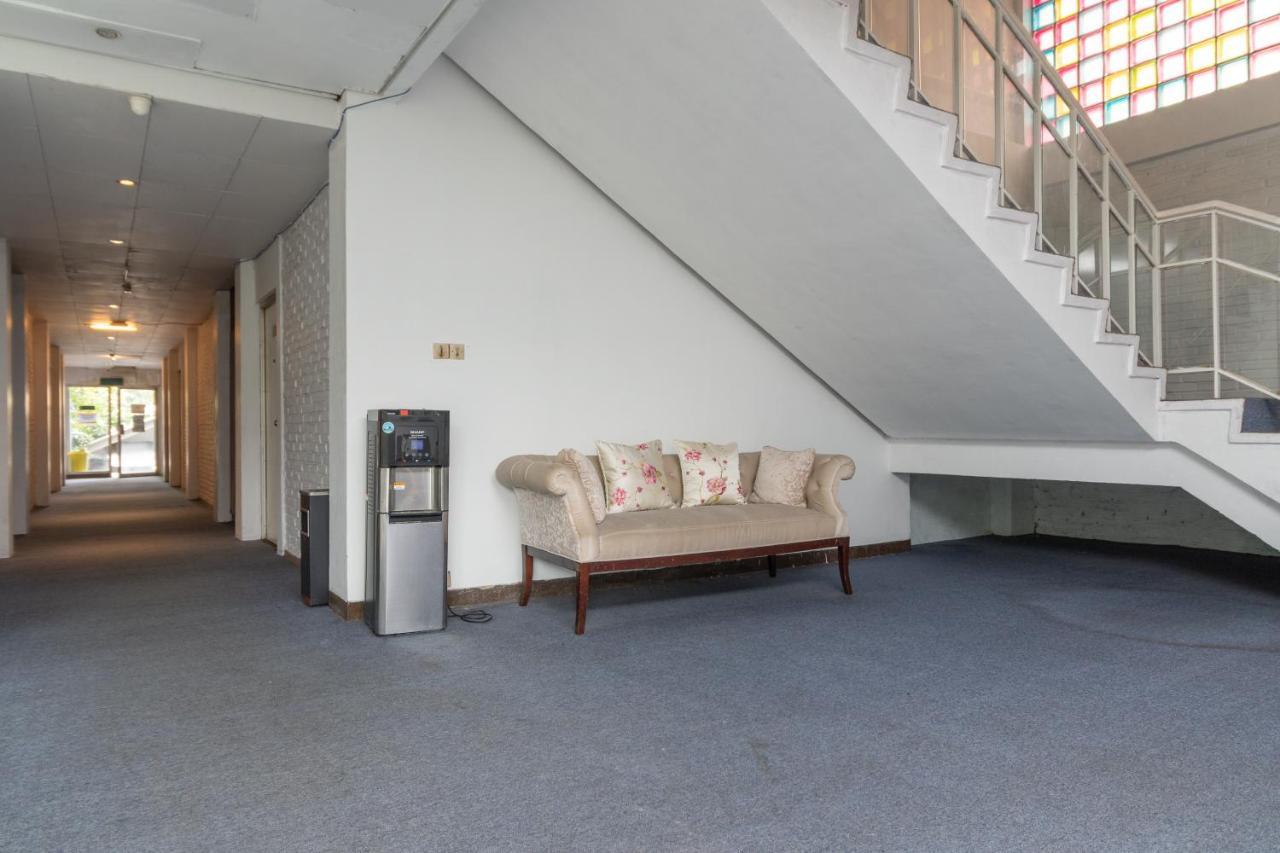 Reddoorz Plus Near Kebayoran Baru Blok S Джакарта Экстерьер фото