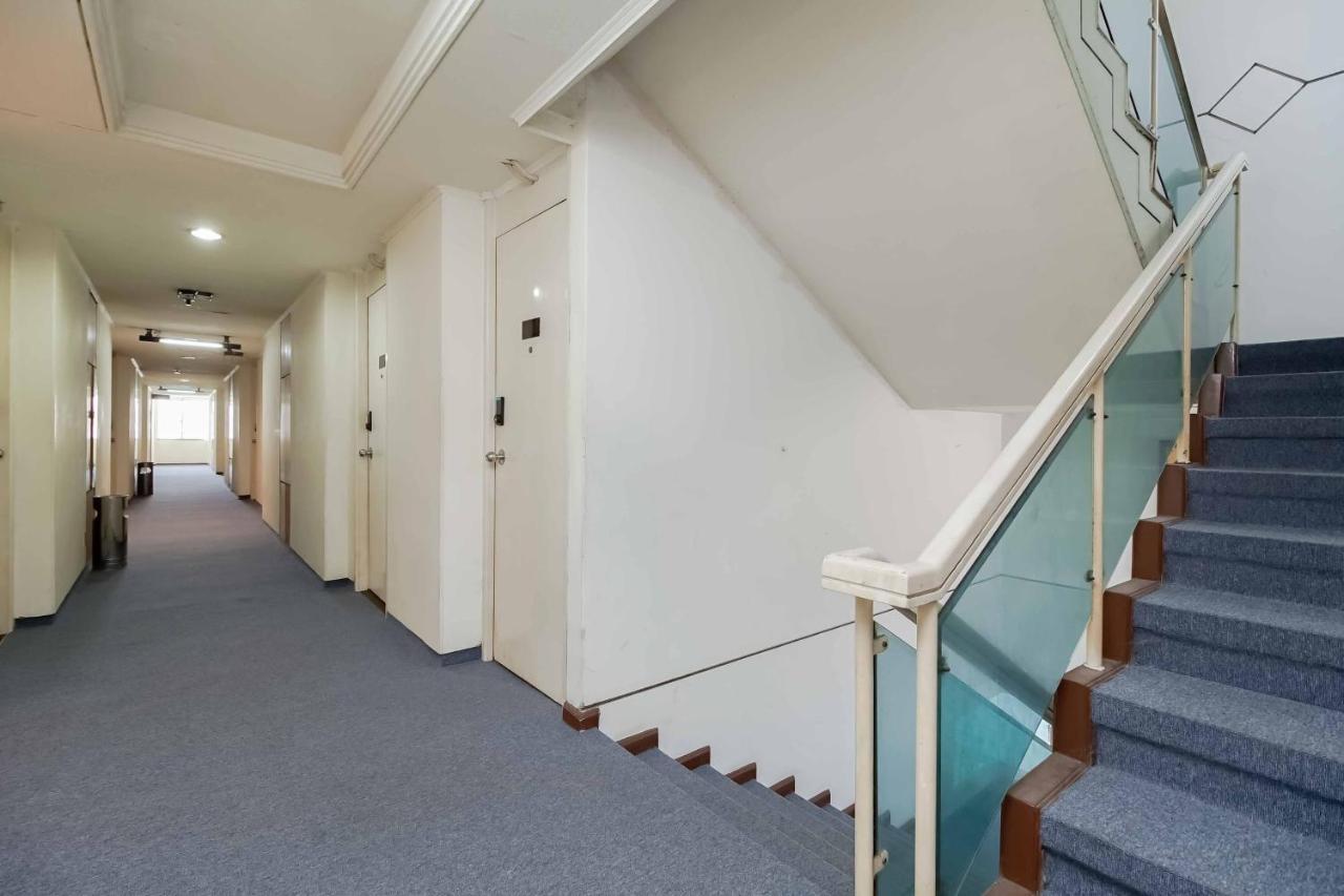 Reddoorz Plus Near Kebayoran Baru Blok S Джакарта Экстерьер фото