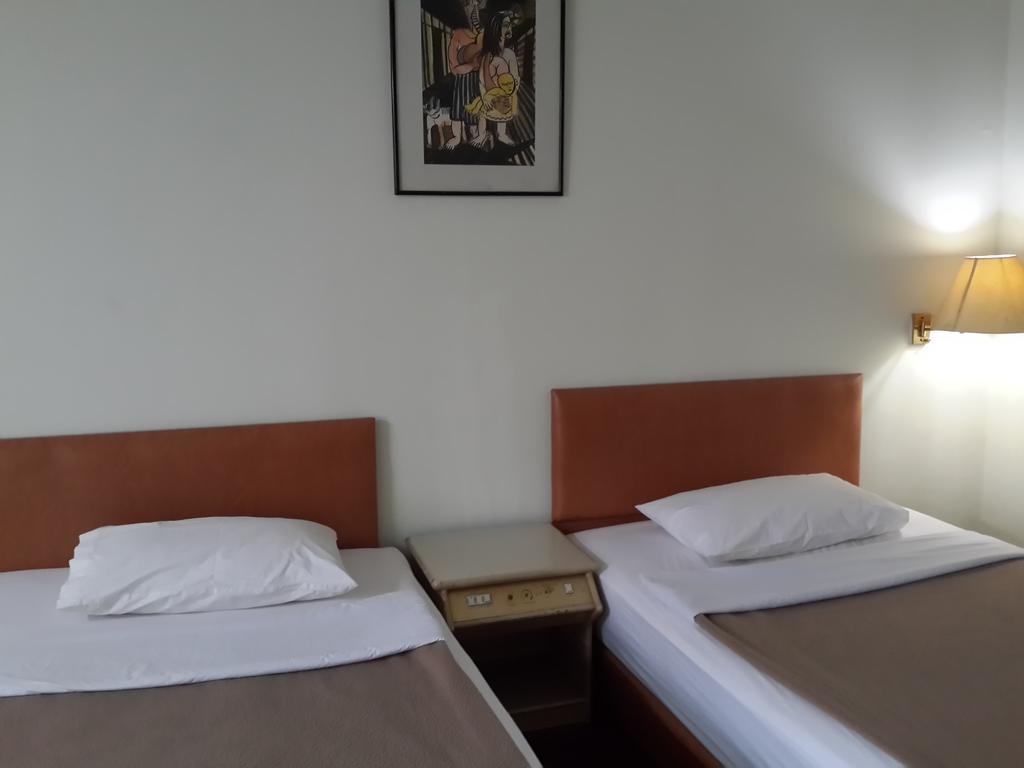 Reddoorz Plus Near Kebayoran Baru Blok S Джакарта Номер фото